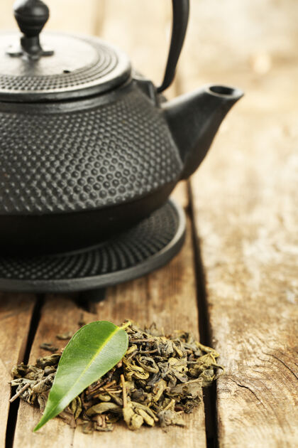 盘子老木桌上的茶叶绿茶乡村堆茶壶