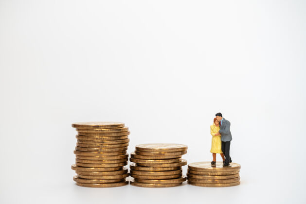 男性商业 金钱 家庭和计划观念商人和女人在不稳定的金币堆上拥抱和行走退休女人货币