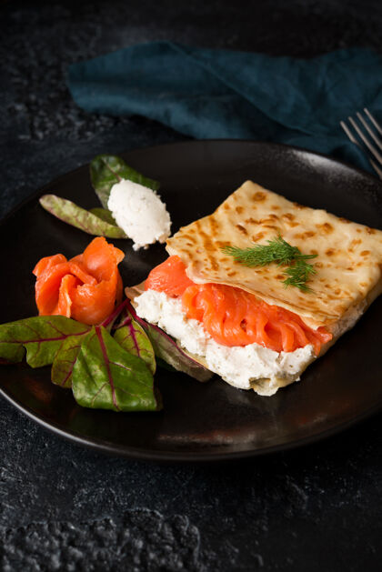 早午餐传统的俄罗斯薄饼馅 红鱼和奶油奶酪 特写奶油部分美食