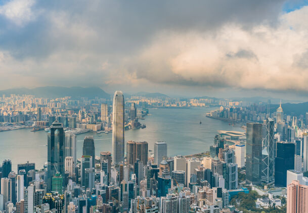 阳光从维多利亚山顶到香港城中心高层企业