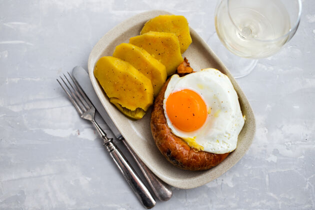 好吃的白菜炒熏葡萄牙香肠 配煎蛋和红薯传统混合晚餐