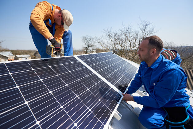 创新在屋顶安装太阳能光伏板系统电网更新房屋