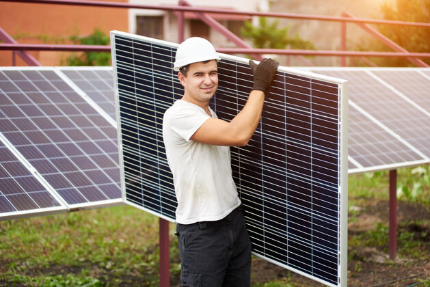 生态安装独立太阳能光伏板系统微笑保护技术人员