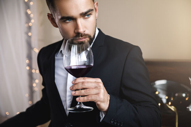 穿着得体一个留着胡子的帅哥的画像 手里拿着一杯红酒夹克品味奢侈品