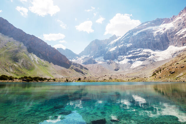 地形美丽宁静的湖泊在芬斯山脉（帕米尔的分支）在塔吉克斯坦山景风景景色