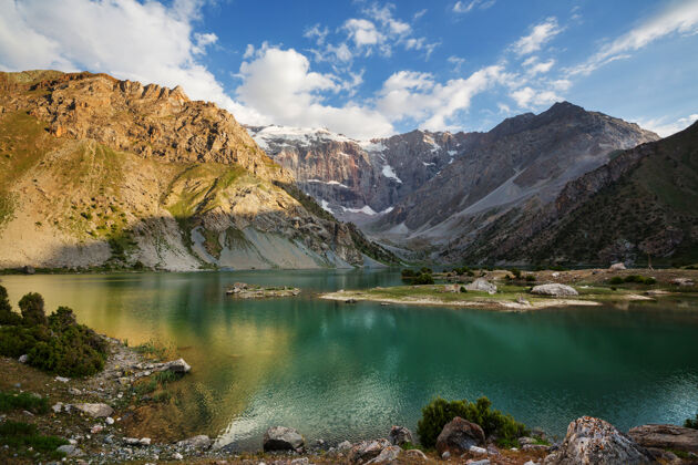 风景美丽宁静的湖泊在芬斯山脉（帕米尔的分支）在塔吉克斯坦风景风景全景