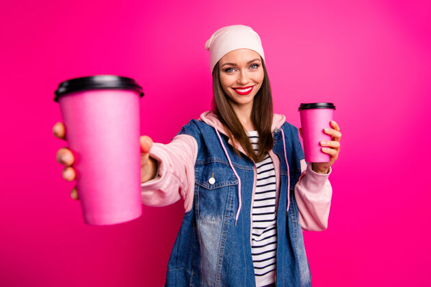 美丽特写镜头：漂亮迷人 可爱 温文尔雅 开朗活泼的女孩 手里拿着咖啡杯 给你一种新的味道 明亮 明亮 明亮 明亮 明亮 粉红 紫红色杯子女人帽子