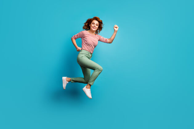 欢乐美丽搞笑女士跳高速冲刺最后一季购物装休闲红白衬衫绿裤子鞋隔离蓝色微笑个人资料运动