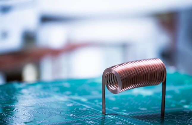 制造特写一个大型绞合铜线站在一个大型gyodetic设备制造厂的平台上设备芯片元器件