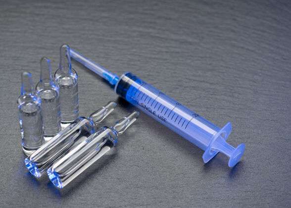 冠状病毒医疗瓶和安瓿注射和注射器上的灰色表与复制空间药物疾病安瓿