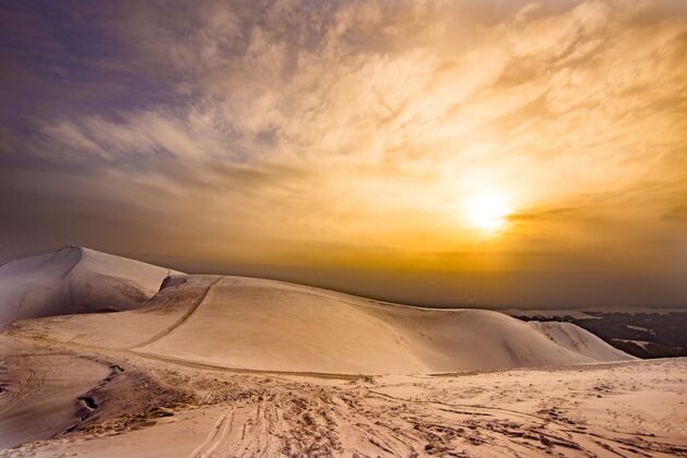 下雪在多雾的天空背景下 在一个阳光明媚的冬夜 滑雪坡的美景尽收眼底天气仙境自然