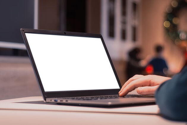 设备用白色屏幕关闭笔记本电脑一个男性自由职业者在咖啡馆工作工作区电子连接