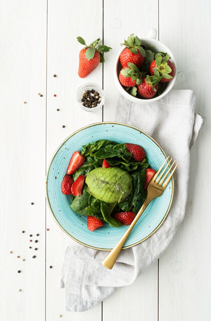 鳄梨健康饮食草莓沙拉 鳄梨 菠菜在白色木制背景上俯视平面蔬菜美食草莓