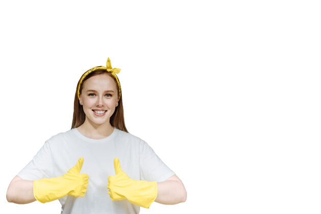 女人戴着橡胶黄色清洁手套的快乐年轻女子表现出积极的情绪女人肖像手套