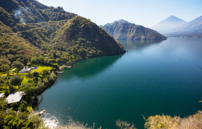 风景中美洲危地马拉高地美丽的阿蒂特兰湖和火山山雄伟真实