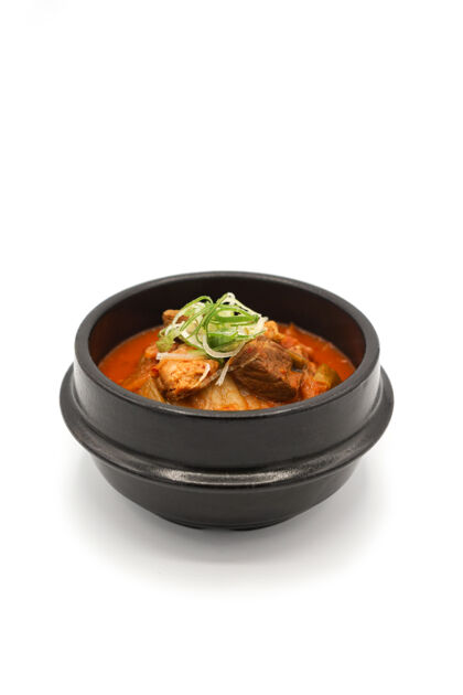 传统黑石碗里的独立泡菜汤米饭汤匙餐