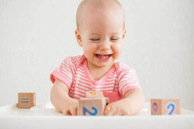 技能小女孩在玩有明亮数字的木块儿童发展可爱建设