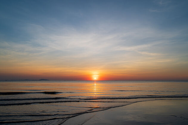高海滩上的夕阳天空为背景云阳光户外