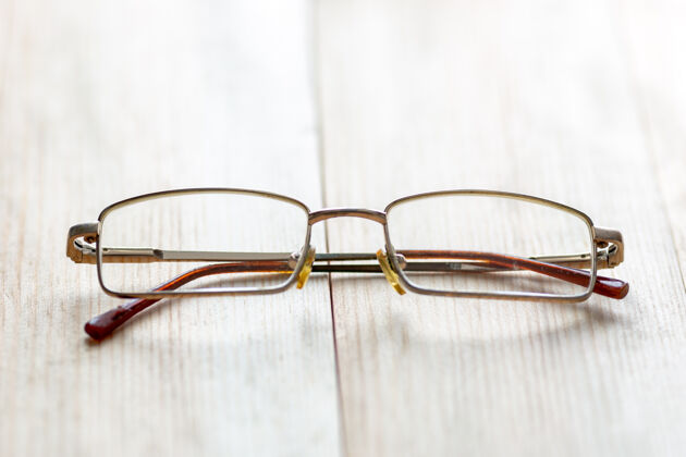 木材浅色木质背景的眼镜商业生活方式镜头