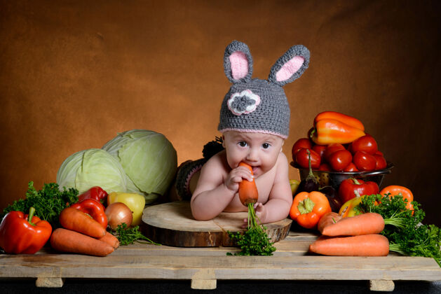 房子穿着兔子服装的可爱女婴复活节兔子小小篮子