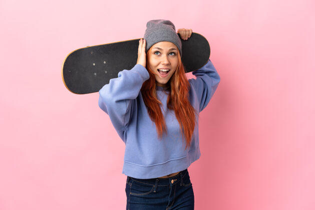 滑板一个穿着溜冰鞋的俄罗斯女人被隔离在粉红色的地板上 抬起头来娱乐俄罗斯游戏