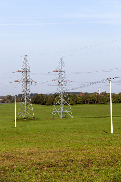 电力电力和高压电线杆在一片绿草映衬的蓝天上草地土地配电