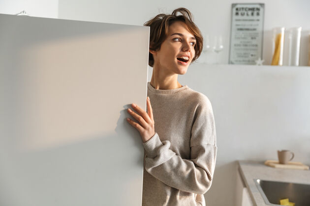 吸引力快乐的年轻女子站在打开的冰箱前积极生活女人
