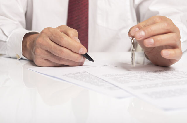 协议与钥匙签订合同的商人手真的遗产协议概念购买手财产