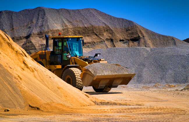 值班采砂场 挖掘设备 推土机堆砂和砾石天空建筑工作