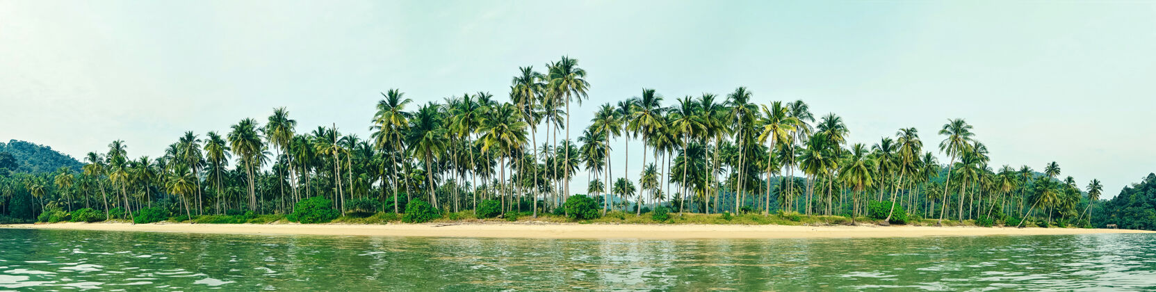 自然热带海滩有沙滩和椰子岛海岸田园诗放松