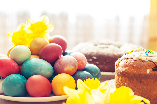 光明复活节东正教甜面包 库里奇 彩蛋和一束巧克力水仙花阳光传统复活节早餐蛋糕传统食品油漆