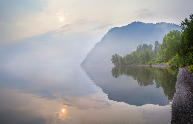 日落雾蒙蒙的早晨 风景如画的山湖雾森林自然