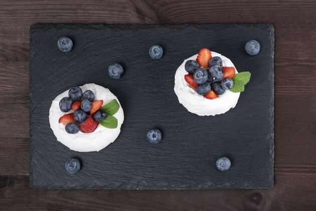 美味蛋糕安娜巴甫洛娃·艾里用新鲜草莓和蓝莓装饰的蛋白酥皮自制蓝莓美味