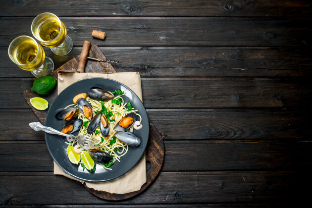 餐厅地中海食品.海鲜木桌上有蛤蜊和白葡萄酒意大利面贝壳木材开胃菜