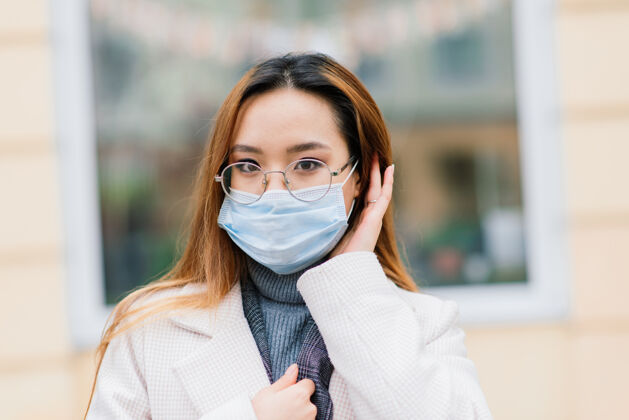 女孩带着口罩的亚洲女人 城市里的护面 咖啡馆预防公共场所呼吸