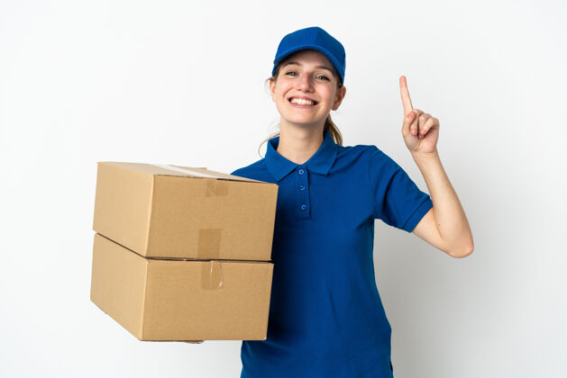 邮政年轻的女送货员孤立在白色背景上指着一个伟大的想法快递包装工人