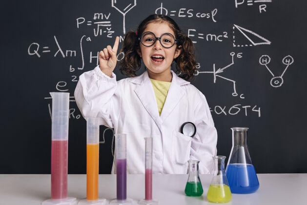 化学科学家戴眼镜的孩子有主意了学习学童学生