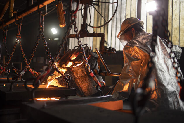 工人铸钢工艺和工人在铸造厂用铁水填充模具火花铝热量