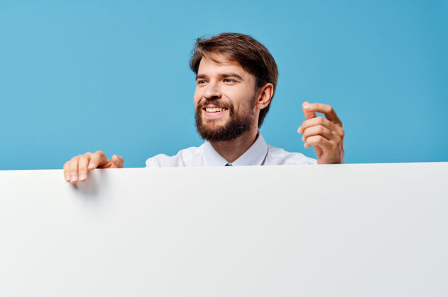纸穿衬衫打领带的男人展示广告官方蓝墙持有微笑区域
