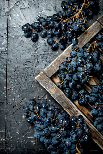 水果黑葡萄放在木托盘上营养葡萄藤葡萄