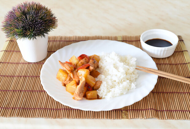 米饭糖醋鸡配菠萝 辣椒粉和米饭亚洲人菜肴亚洲人食物