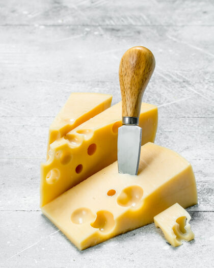 块新鲜奶酪刀开一张质朴的桌子奶酪开胃菜切片
