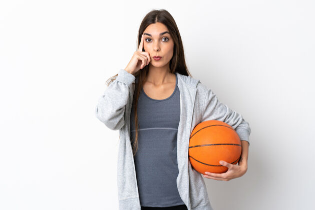 怀疑打篮球的年轻女子在想一个主意解决方案思考爱好