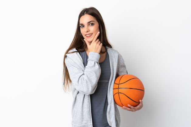 生活年轻女子打篮球孤立在白色背景下快乐和微笑运动员比赛运动装