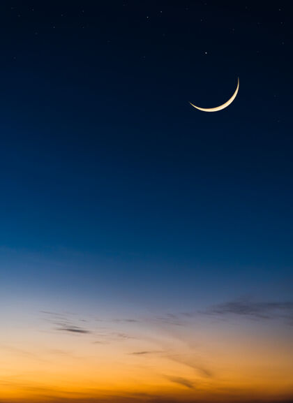 日落新月在黄昏的天空垂直夜晚户外蓝色