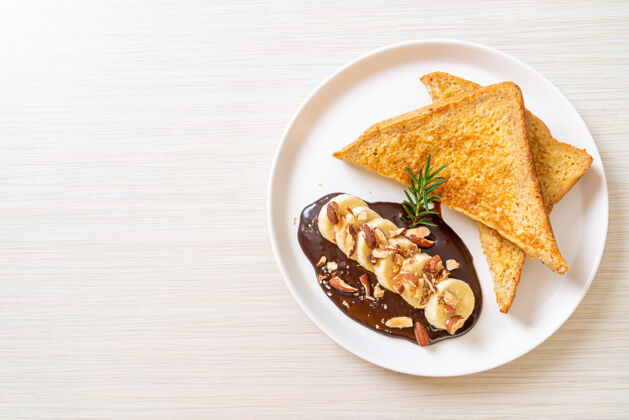 核桃早餐有香蕉巧克力和杏仁的法式吐司面包甜食棕色