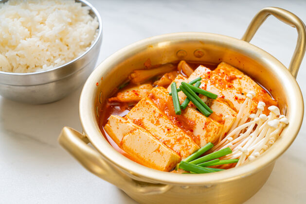 韩国传统食品泡菜汤加软豆腐或韩国泡菜韩国炖肉传统风格的食物食品软筷子