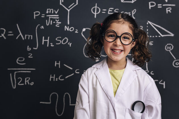 自信穿着实验服微笑的理科小女孩成就小学生孩子