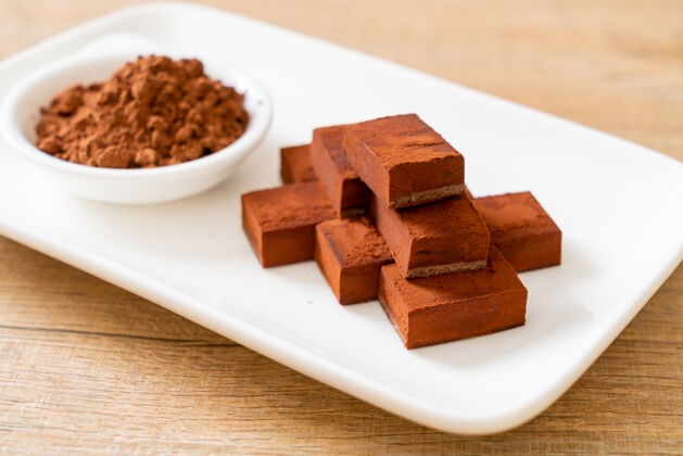 面包房新鲜软巧克力加可可粉条甜的棕色