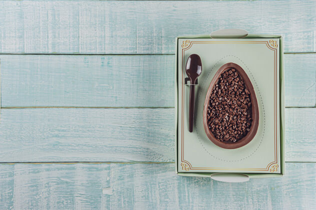 美味顶视图巴西巧克力复活节彩蛋在一个礼品盒与勺子-奥沃德巧克力德科尔赫桌面视图精致巧克力彩蛋